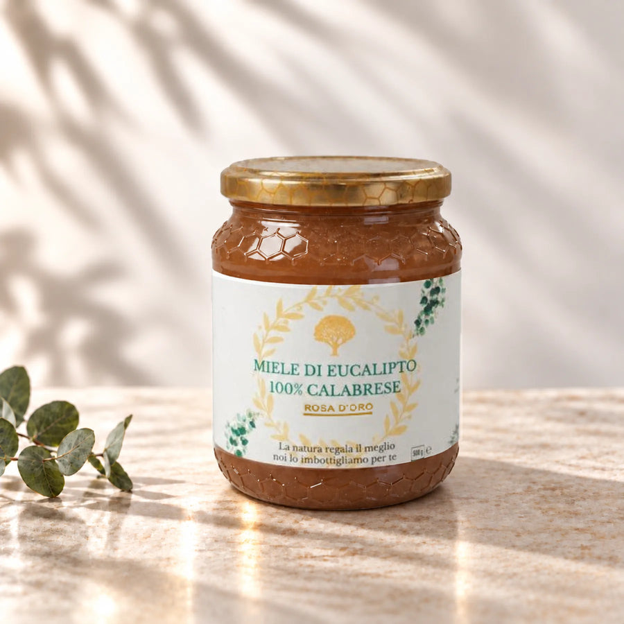 Rosa D’Oro Eukalyptushonig, 500 g, Glas auf einer Steinfläche