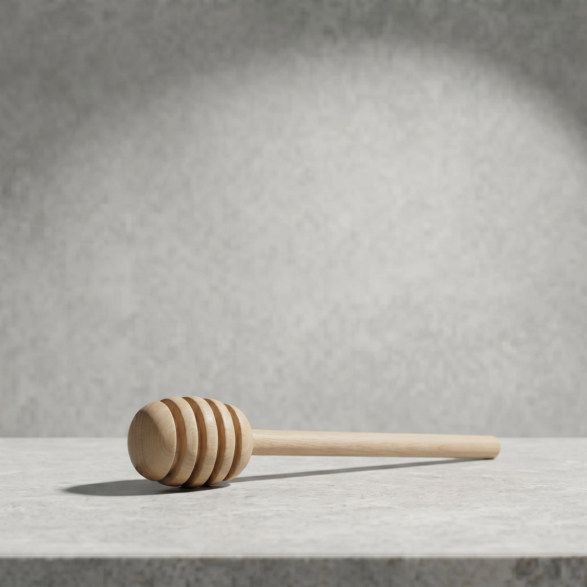 Spargimiele in legno su piano chiaro