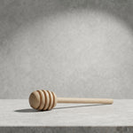 Spargimiele in legno su piano chiaro