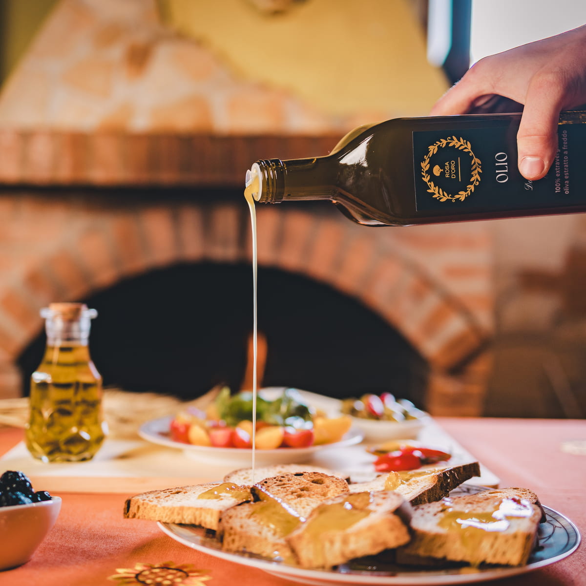 Olio extravergine Rosa D'oro che scorre dal frantoio