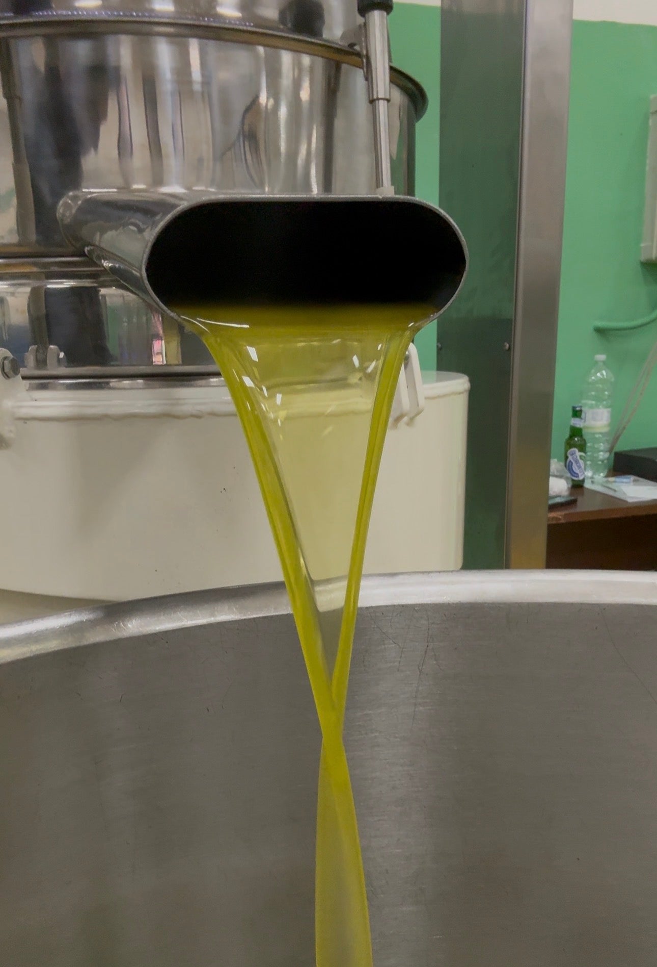 Olio extravergine Rosa D'oro che scorre dal frantoio